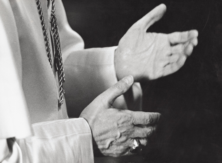 Le mani evidenziano il tono colloquiale caratteristico di Paolo VI  durante le udienze private, ma anche la sua apertura al dialogo con il mondo